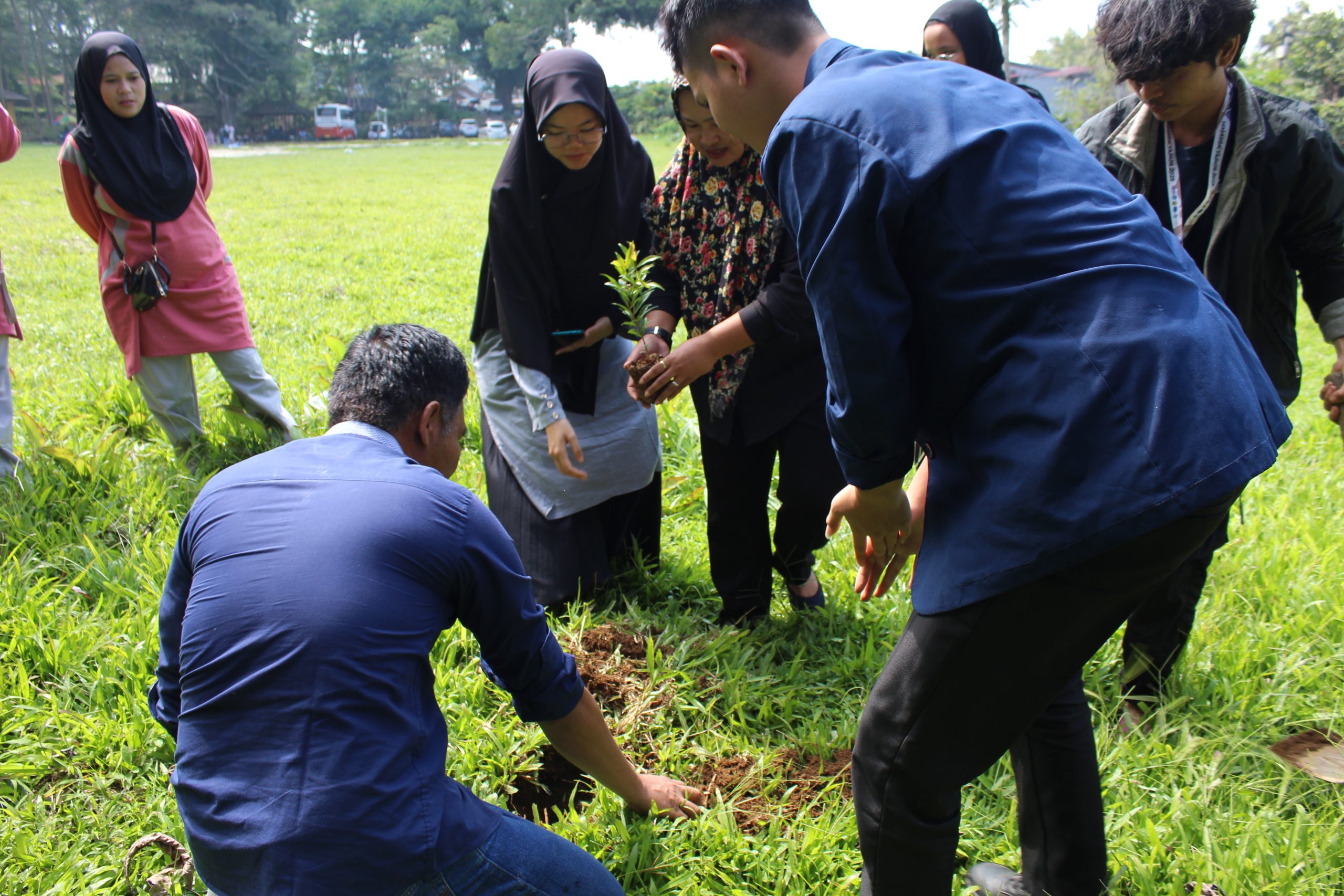 Pengabdian Kepada Masyarakat di Desa Sidomakmur, Kepahiang oleh Dosen dan Mahasiswa Prodi Pendidikan Kimia